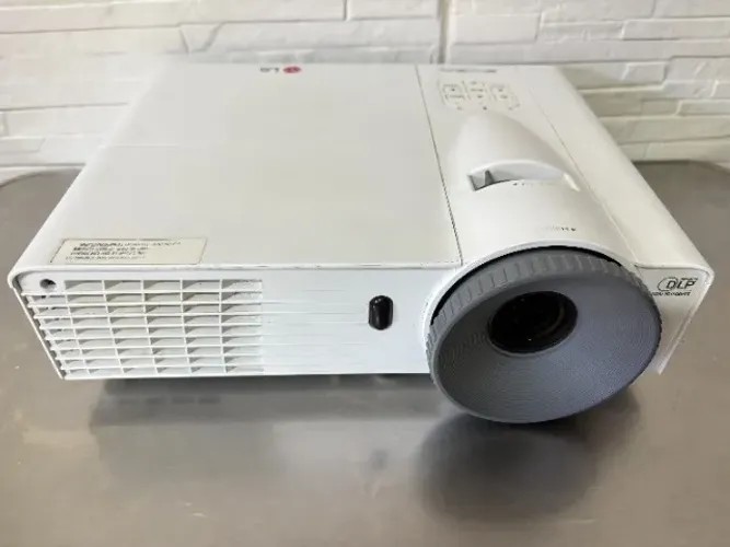 Projetor LG BE-320-SE entrada VGA 