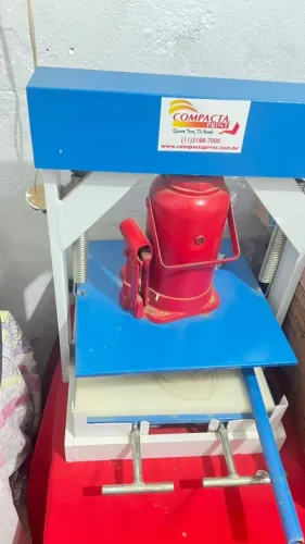 Maquina de fazer sandália.