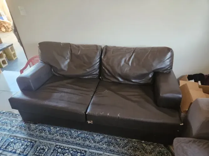 2 Sofás por R$120 (3lugares retrátil e 2 lugares de couro)
