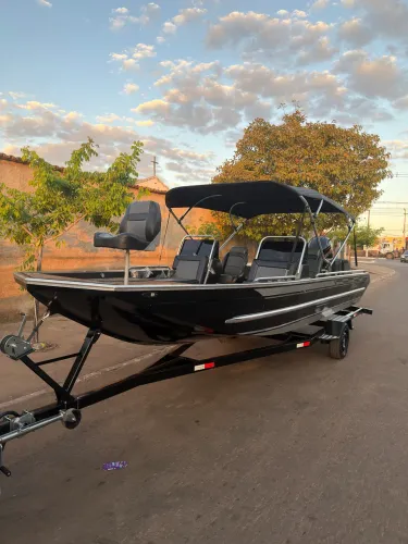 LANCHA BASS BOATS 6,5M x 2,20M 26/26 + YAMAHA V-MAX 115 COM TELA 26/26 + CARRETA.