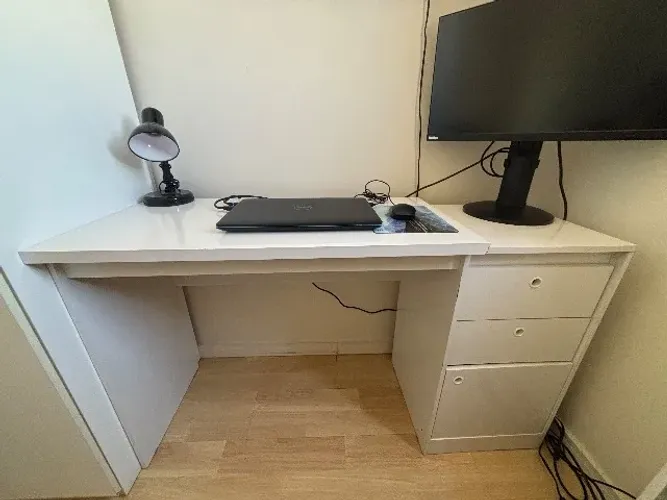 Escrivaninha com apenas um ano de uso em excelente estado