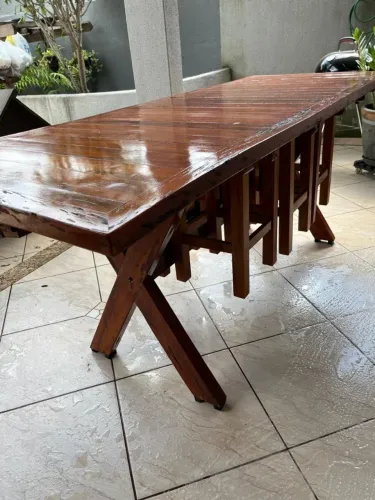 Mesa de madeira com banquetes 