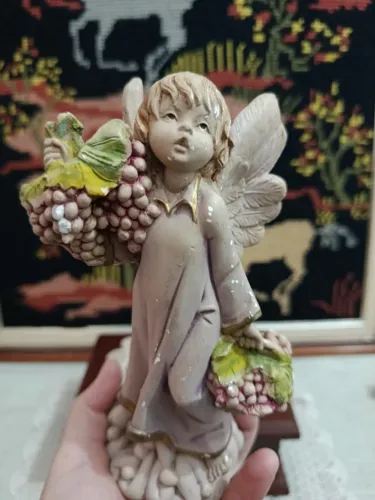 Estatueta Anjo Vintage com Cachos de Uvas