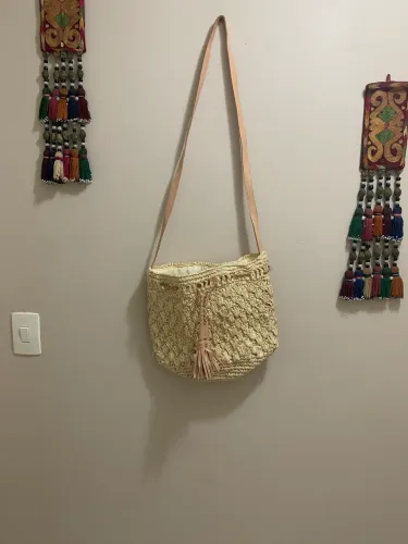 Bolsa em palha em crochê e couro natural Feita a mão na ilha de Bali. Indonésia