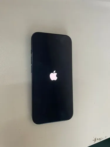 Iphone 15 pro 3 câmeras 1 com defeito 256g de armazenamento Bateria 78% em manutenção