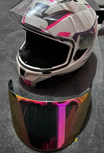 Capacete Axxis branco e rosa