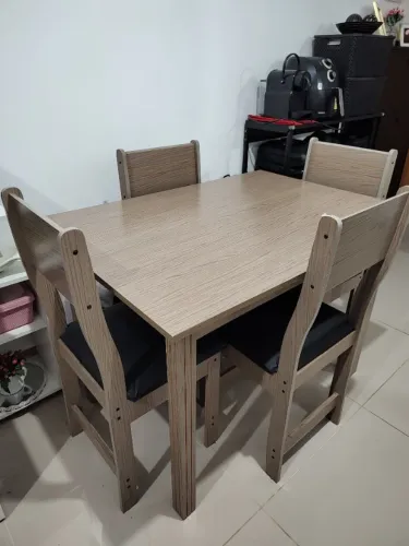 Mesa com 4 cadeiras, em ótimo estado!