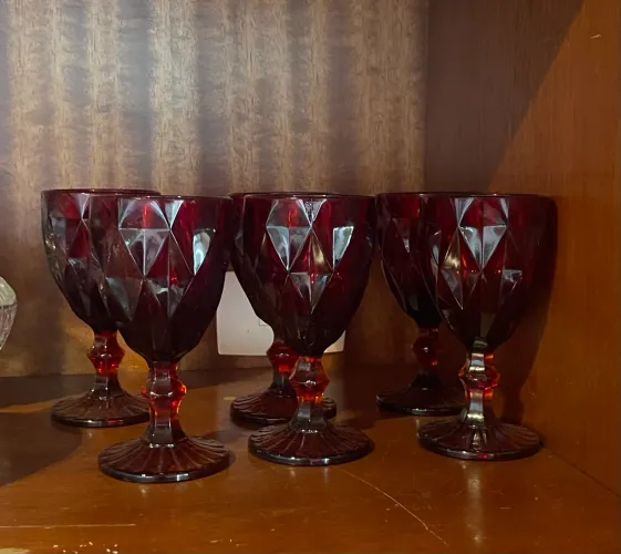 Taça de vidro vermelha 
