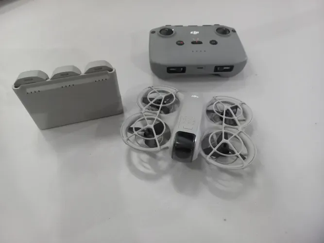 Drone dji neo com maleta 3 baterias e controle Poucas horas de voo Impecável 