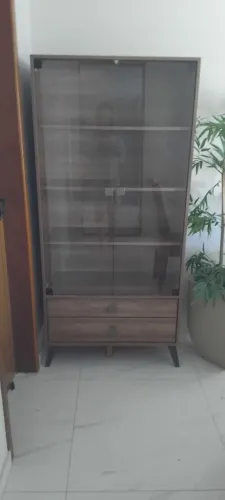 Cristaleira praticamente nova 