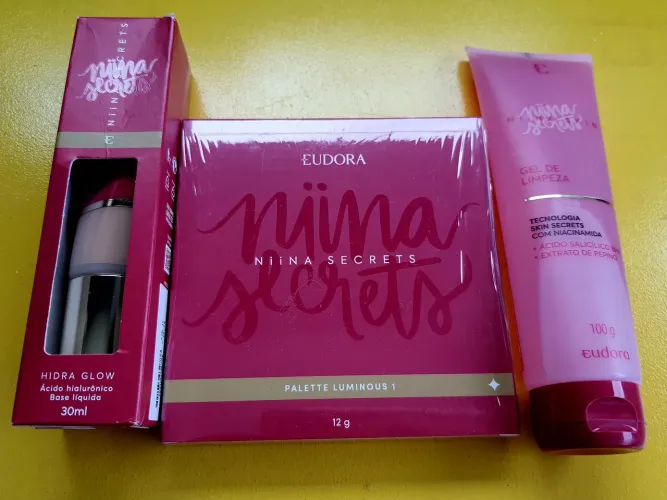 KIT NIINA SECRETS COM A PALETA LUMINOUS 1, BASE COR 13 e gel de limpeza facial.