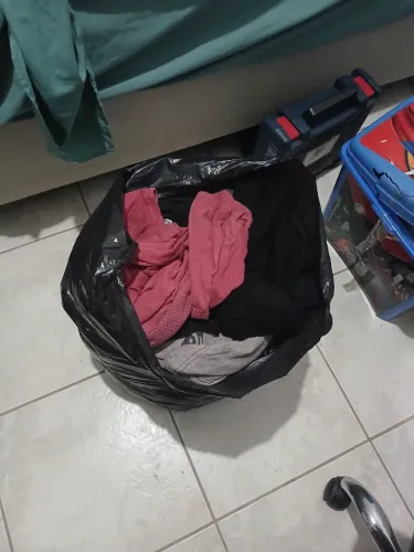 Pilha de roupas usadas desapego