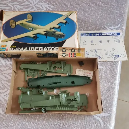 KIT de plastimodelismo Revell/Kiko bombardeiro B-24 Liberator na escala 1/72