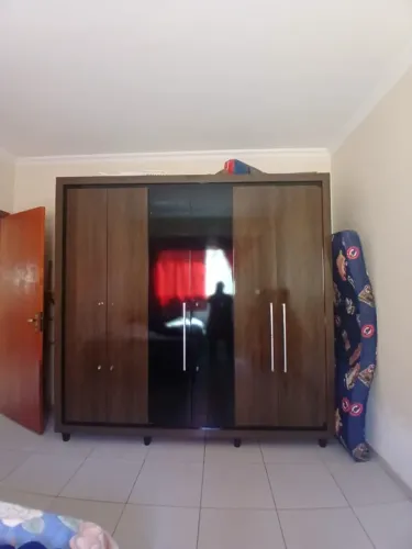 Guarda roupa 6 porta  mdf muito novo 600 reais