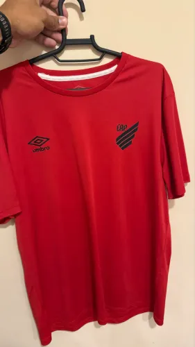 Camisa atlético paranaense e Barcelona.