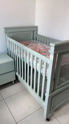 Berço palha indiana, criado e colchão