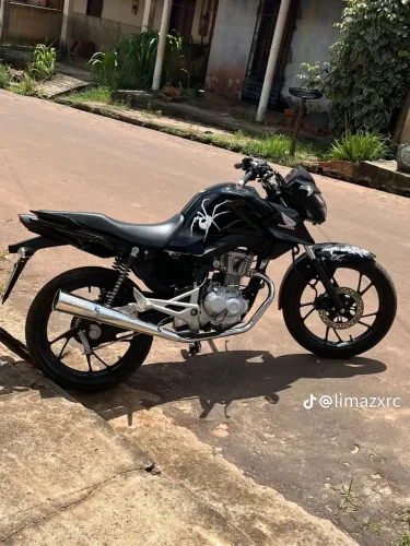 Moto boa 10 km rodado documento em mão tudo tudo em dia placa tudo só no ponto de passar..