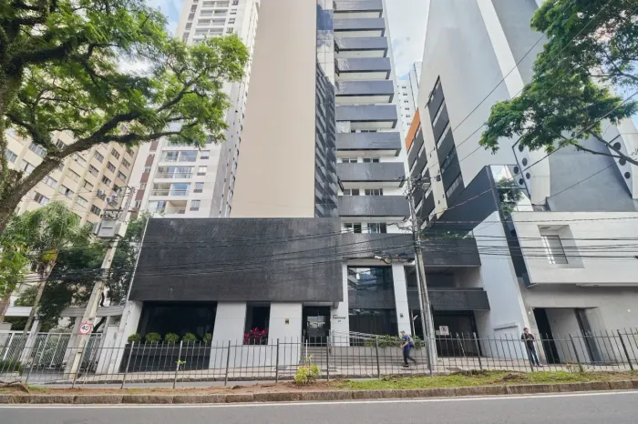 Batel, 2 quartos, vaga livre, entre os Shoppings Crystal e Curitiba.