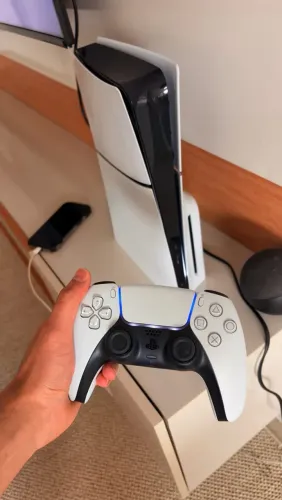 PlayStation 5 SLIM, com leitor de disco.