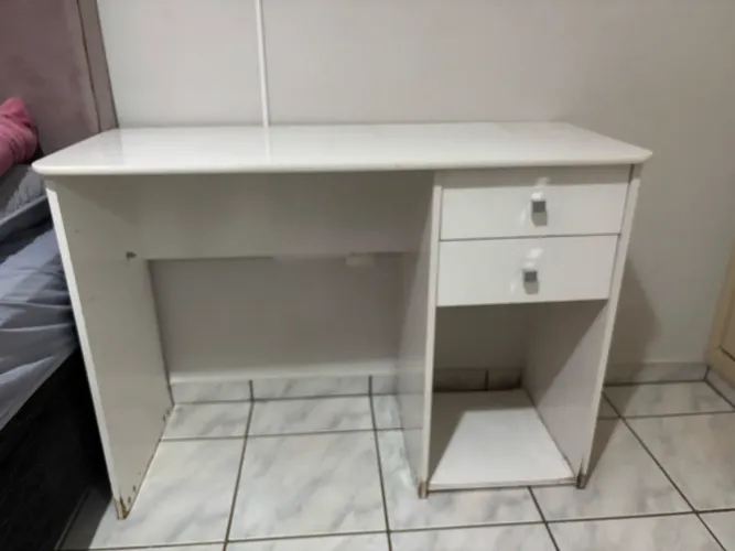 Escrivaninha branca usada