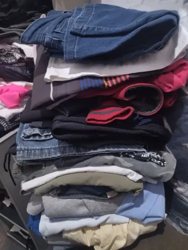 Lote de roupas masculinas variadas com 32 peças tamanhos variados