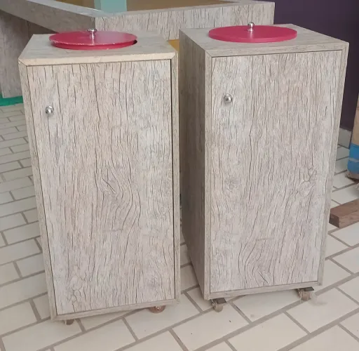 Lixeira em MDF com Rodinhas e Abertura Superior - Comercial