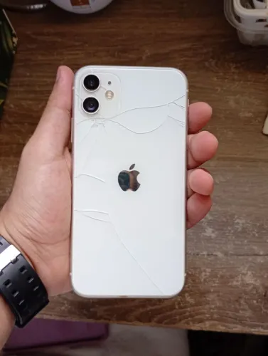 iPhone 11 128GB - Tela OK (Traseira Trincada e Bateria 61% / Sem FaceID)