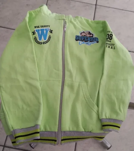 Uma blusa infantil tamanho 6 verde com detalhes cinza usada