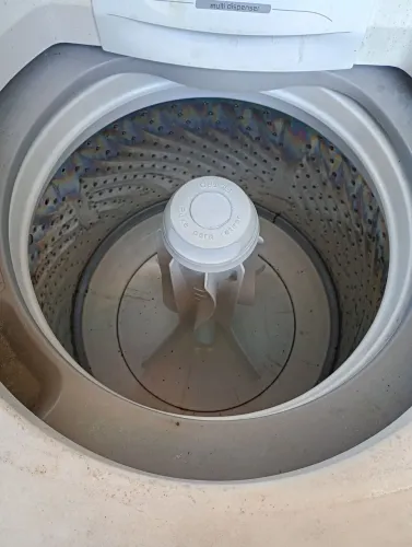 Máquina de lavar roupa em excelente estado
