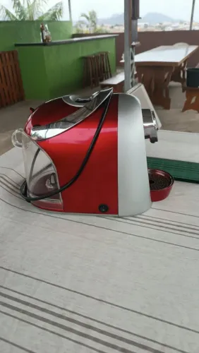 Vende-se uma cafeteira elétrica de cápsula