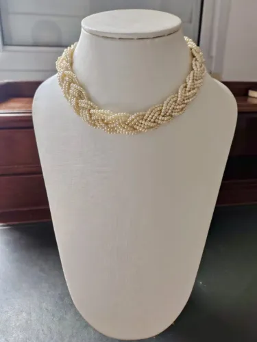 Colar trançado de pérolas