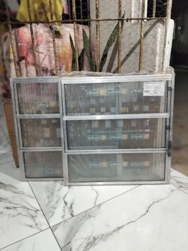 Duas Janela de Abrir Basculante de Alumínio Vidro Canelado 60x60 cm Cinza da marca QUALITY