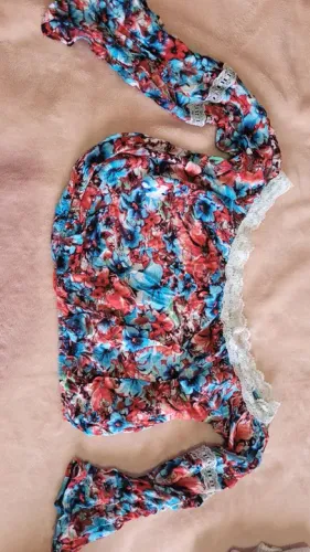 Blusa tipo cropped floral com renda