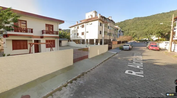 CASA NA CACHOEIRA DO BOM JESUS Á VENDA MUITO PRÓXIMA AO MAR