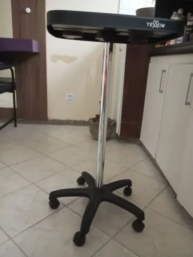 Mesa auxiliar com rodinhas