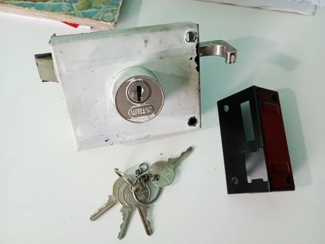 Fechadura de porta em aço com chave