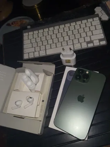 Apple: teclado, fone carregador e celular (peças)