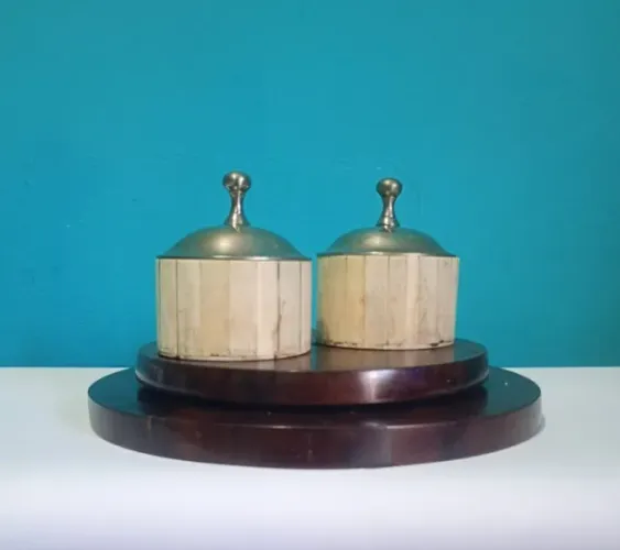 Antigo e lindo par de porta jóias em osso e metal - joelle