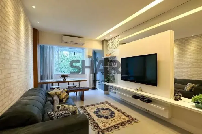 Amplo Apartamento de 2 Quartos com Suíte para Locação em Copacabana