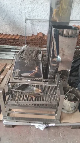 Vende-se uma churrasqueira Gourmet Inox. gorumwt