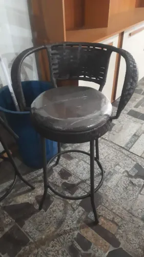 Banqueta com encosto e assento estofado najá