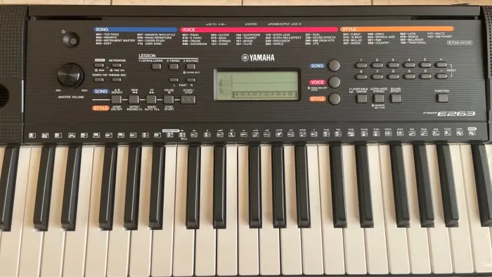 Teclado Yamaha PSR-E263 com Acessórios Originais + Pedal + Suporte