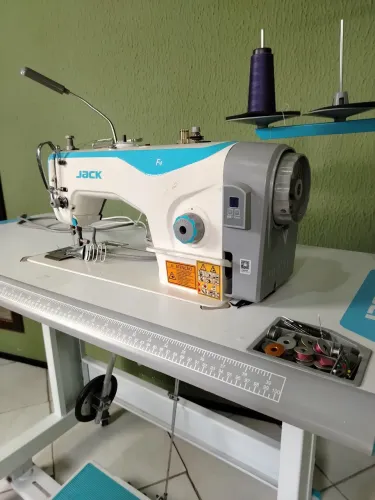 Máquina de Costura Industrial Jack F4 + Acessórios