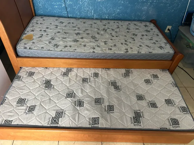 Cama solteiro madeira maciça com mesa de cabeceira 