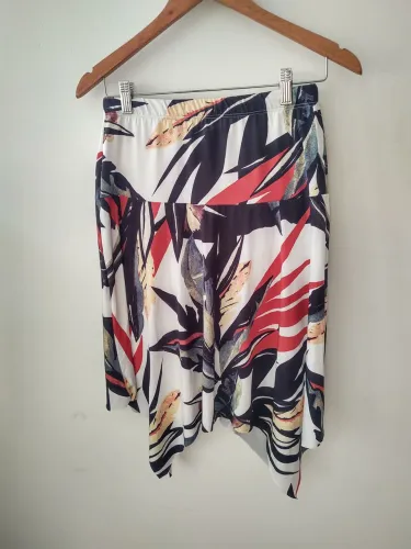 Saia estampada com design assimétrico