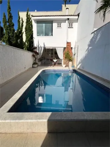 Casa a venda com piscina ao lado do Metro Jardim São Paulo