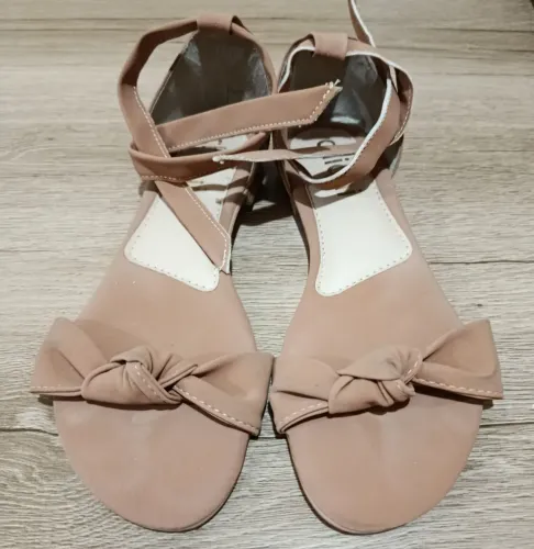 Sandálias femininas nude com laço
