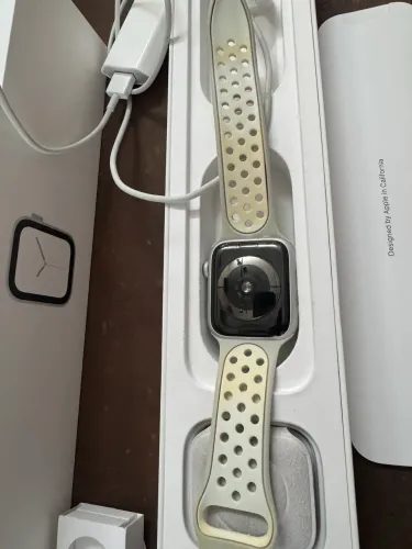 Apple Watch - series 4 - 44mm - Prata