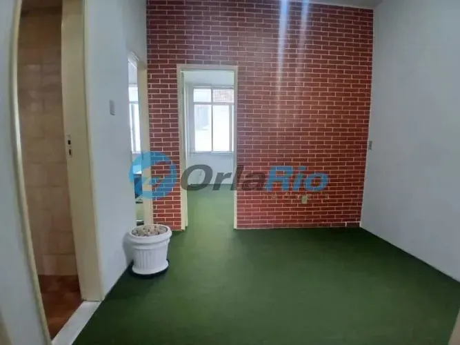 Sala, 1 banheiro em prédio misto - centro