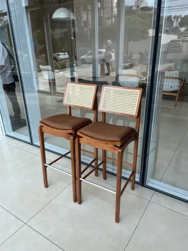  Banquetas em madeira maciça tauari e telinha da vovó 650,00 cada